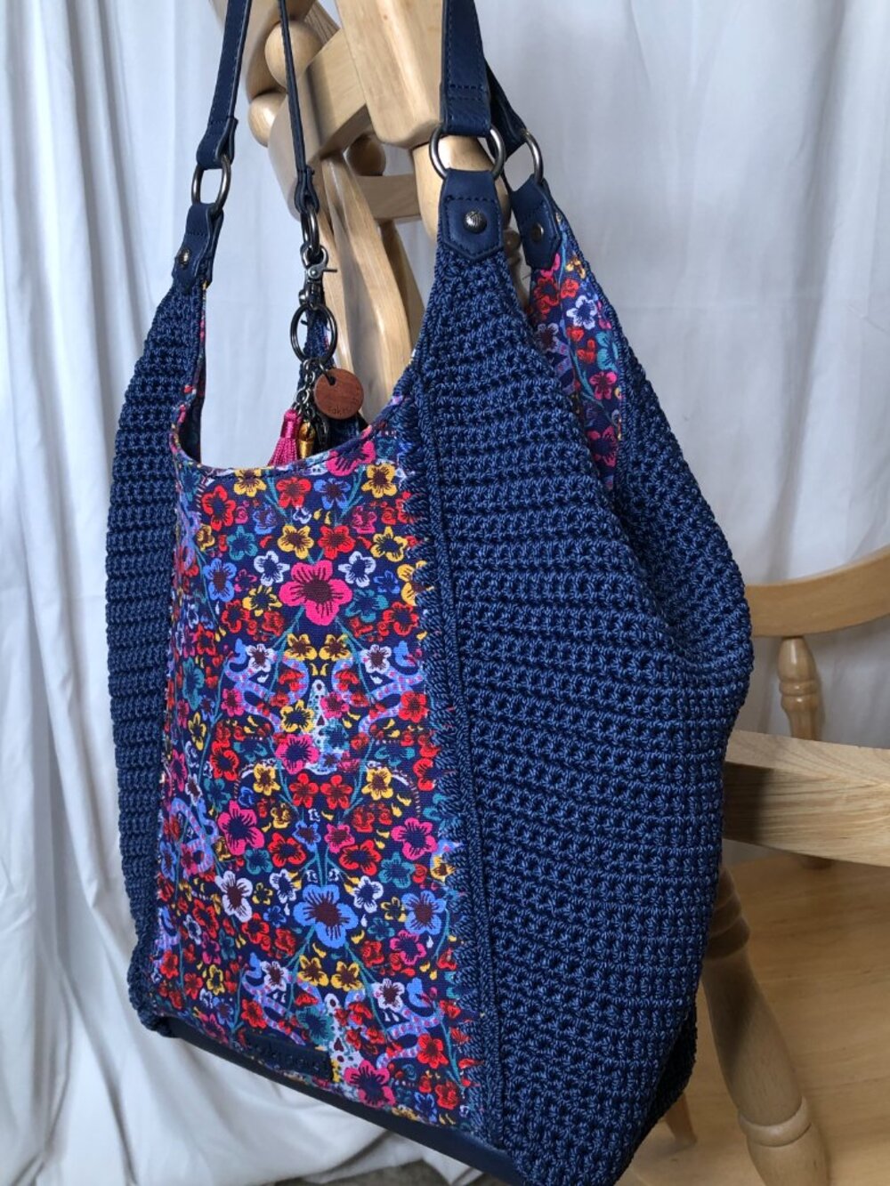 LIKE NEW, Beautiful "Sakroots- The Sak Large Shoulder Bag!
